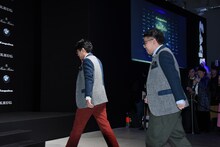 BMWで会場入りし、ブラックカーペットを歩いて登場したミキ。