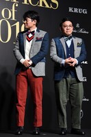 揃いの衣装で登場したミキ。