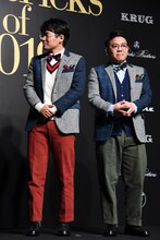 揃いの衣装で登場したミキ。