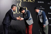 トロフィーを受け取るミキ亜生。