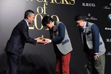 トロフィーを受け取るミキ亜生。