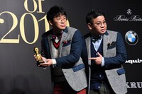 トロフィーを受け取りカメラに目線をやるミキ。