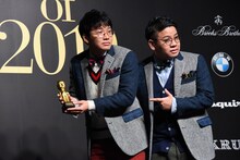 トロフィーを受け取りカメラに目線をやるミキ。