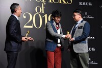 昴生の分のトロフィーも受け取ろうと、先にもらっていたトロフィーを昴生に預けるミキ亜生（中央）。