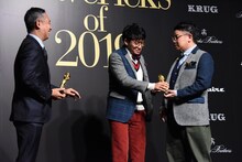 昴生の分のトロフィーも受け取ろうと、先にもらっていたトロフィーを昴生に預けるミキ亜生（中央）。