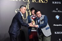 無事に自身の分のトロフィーを受け取とったミキ昴生（右）。