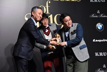 2人の間からひょっこり顔を出すミキ亜生。