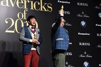 トロフィーを堂々と掲げるミキ昴生（右）。