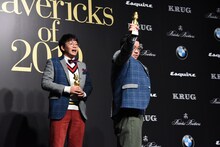 トロフィーを堂々と掲げるミキ昴生（右）。