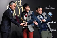 記念品を受け取るミキ。