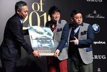 記念品を受け取るミキ。