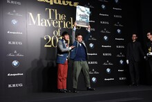 カメラにアピールする時間が長く、スタッフを待たせるミキ。