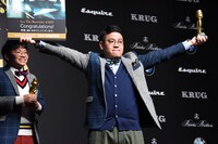 いつまでもアピールを続けるミキ昴生。