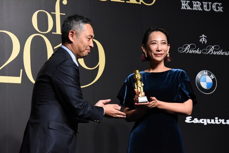 トロフィーを受け取る蜷川実花（右）。