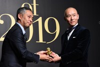 料理人部門で受賞した鮨職人の佐藤博之氏（右）。