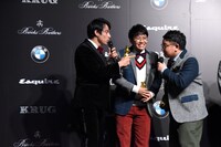 満島真之介（左）のターンを盛り上げるミキ。