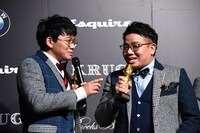 「家から考えてきたボケ」と言ってマイクとトロフィーを間違えるミキ昴生（右）。