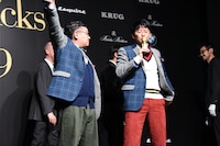 トロフィーにキスするミキ亜生（右）。