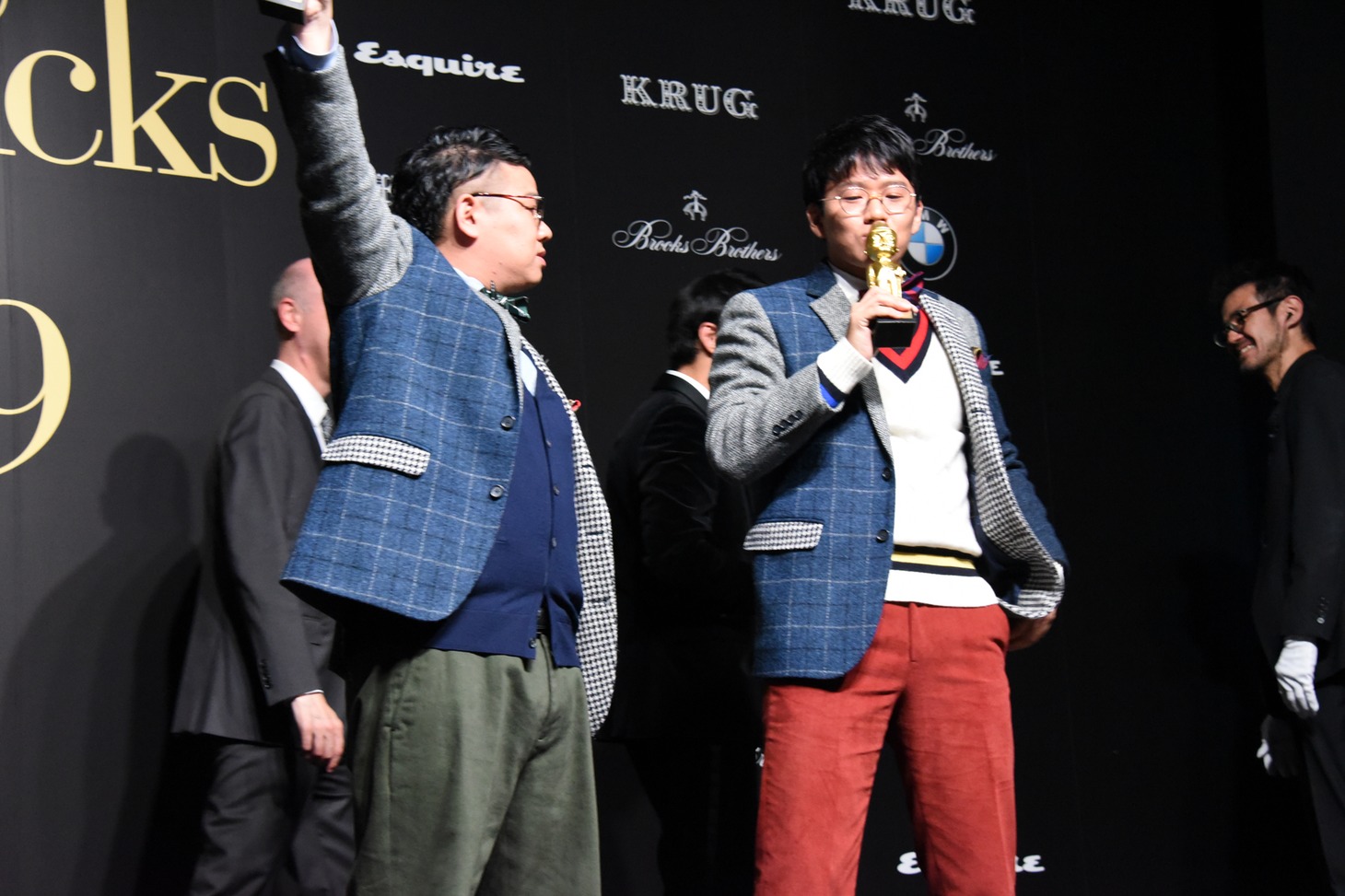 トロフィーにキスするミキ亜生（右）。