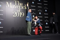 ステージに残ってポーズを決めるミキ。