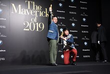 ステージに残ってポーズを決めるミキ。