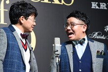 漫才を披露するミキ。