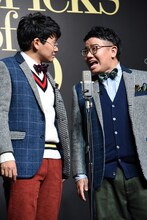 漫才を披露するミキ。