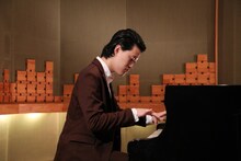 ピアノを弾く霜降り明星・粗品。