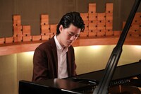 ピアノを弾く霜降り明星・粗品。