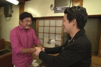 佐渡裕（左）と対面する霜降り明星・粗品（右）。