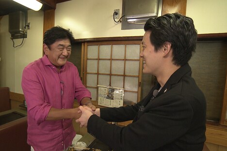 佐渡裕（左）と対面する霜降り明星・粗品（右）。