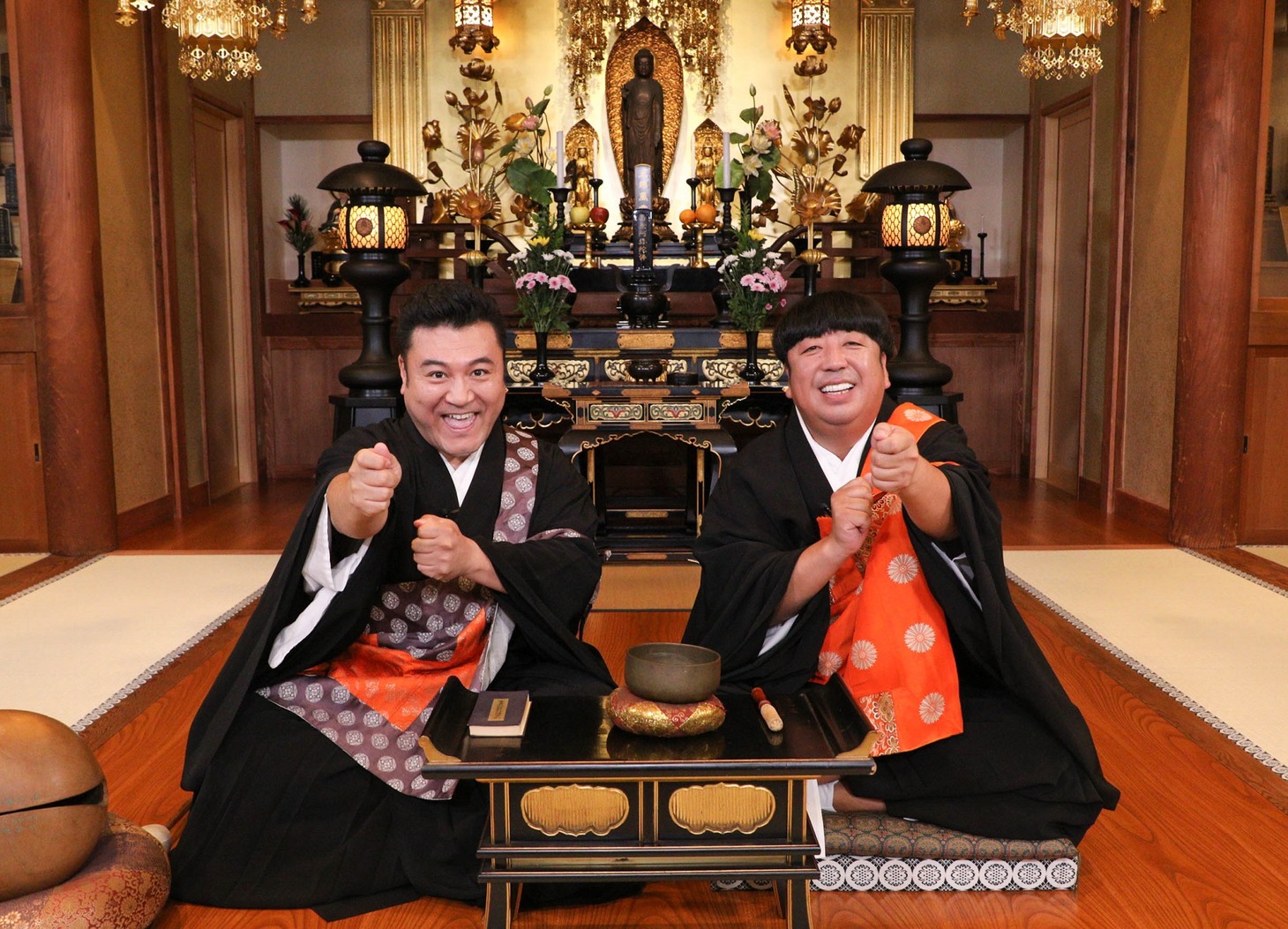 「ひとまかせ総本山 まるなげ寺」MCの（左から）アンタッチャブル山崎、バナナマン日村。(c)関西テレビ