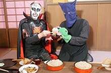 「極上空間 ～小さなクルマ、大きな未来。～」に出演する（左から）鉄拳、パペットマペット。(c)BS朝日