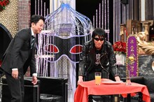 左から有吉弘行、セイジ。(c)日本テレビ