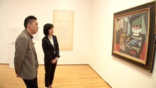 ピカソの作品を鑑賞する爆笑問題・太田。(c)テレビ東京