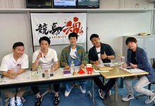 「競馬魂」に出演する（左から）かまいたち、小籔千豊、ビタミンS・お兄ちゃん、佐藤哲三。(c)フジテレビ