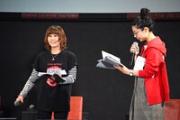 MCを務めるIMALU（左）。