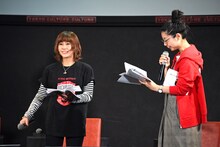 MCを務めるIMALU（左）。