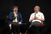 過去の「ドキュメンタル」を振り返って爆笑する（左から）霜降り明星せいや、レイザーラモンRG。