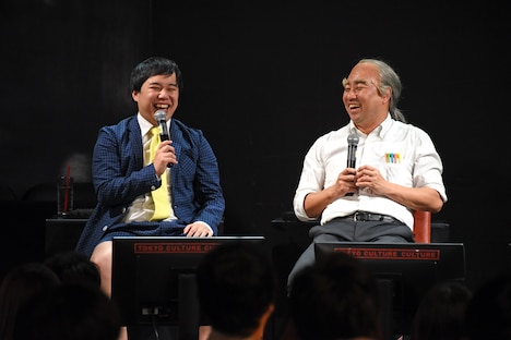 過去の「ドキュメンタル」を振り返って爆笑する(左から)霜降り明星せいや、レイザーラモンRG。