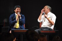 “ドキュメンタルあるある”を披露するレイザーラモンRG（右）。鼻をつまみ、THE 虎舞竜「ロード」のイントロを奏でている。