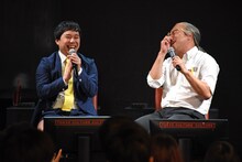 “ドキュメンタルあるある”を披露するレイザーラモンRG（右）。鼻をつまみ、THE 虎舞竜「ロード」のイントロを奏でている。