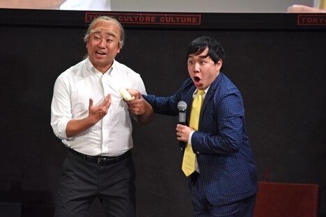 肉まんのおもちゃを揉む霜降り明星せいや(右)。