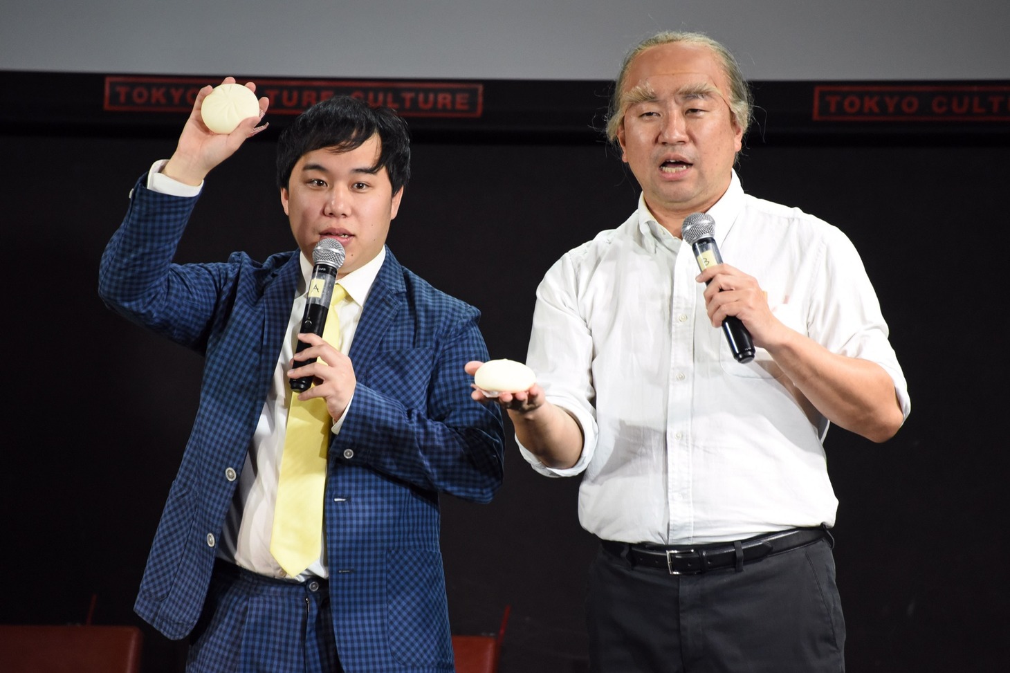 肉まんのおもちゃを持って記念撮影に応じる（左から）霜降り明星せいや、レイザーラモンRG。