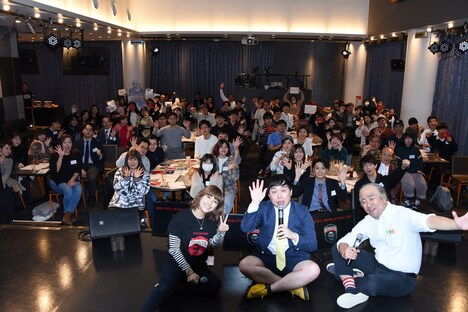 観客と記念撮影をする(左から)IMALU、霜降り明星せいや、レイザーラモンRG。