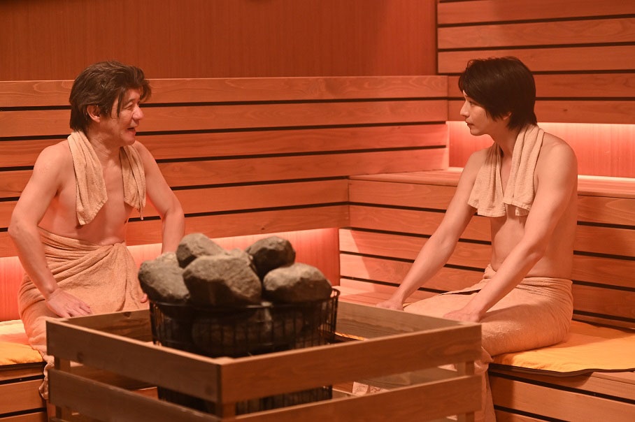 2人芝居を繰り広げる内村光良（左）と向井理（右）。