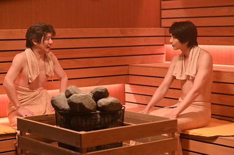 2人芝居を繰り広げる内村光良(左)と向井理(右)。(c)NHK