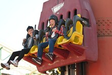 ひらかたパークでブラックマヨネーズ小杉が絶叫マシンに乗るワンシーン。(c)ABCテレビ