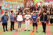 「VS嵐」に出演する（左から）和牛・水田、銀シャリ橋本、眞鍋かをり、村田修一、長谷川穂積、平成ノブシコブシ吉村の「リーダーと同級生チーム」。(c)フジテレビ