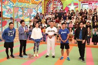 「VS嵐」に出演する（左から）和牛・水田、銀シャリ橋本、眞鍋かをり、村田修一、長谷川穂積、平成ノブシコブシ吉村の「リーダーと同級生チーム」。(c)フジテレビ